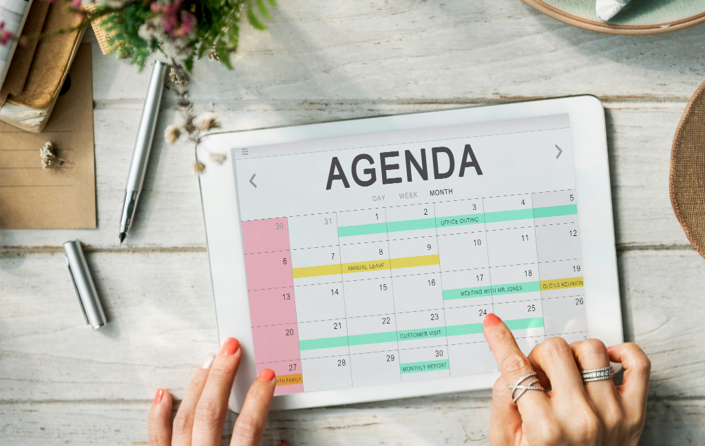 agenda en cuaderno con tareas programadas